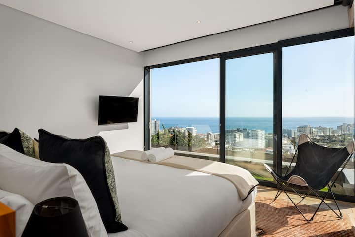 Despiértate con lujo en Happy Days Penthouse con lujosa ropa de cama, un elegante televisor listo para Netflix y ventanas del piso al techo que muestran impresionantes vistas de Sea Point, Green Point y Robben Island, la mejor mezcla de comodidad e indulgencia.