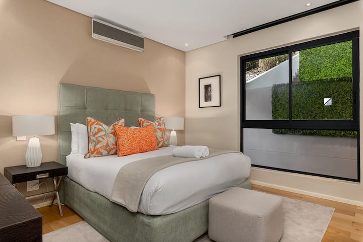 Descubre el lujo sereno de un dormitorio espacioso en Happy Days Penthouse. Diseñada con esmero, con lujosa ropa de cama, un elegante baño y un amplio espacio, ofrece comodidad y tranquilidad para una estancia relajante y placentera.