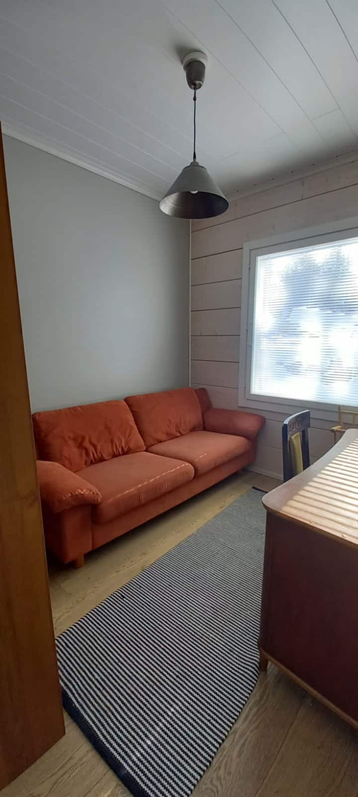 Третата спална соба, за разлика од фотографијата, со кревет на каучот. Ширината на креветот е 90 см. 