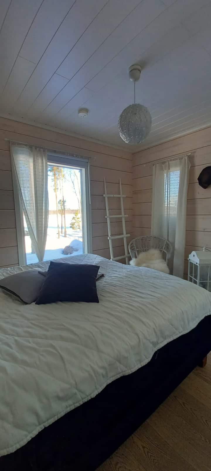 Главна спална соба со брачен кревет. Брачен кревет со ширина од 180 см. Креветот може да се претвори во два одделни кревета.