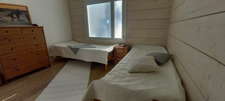 Спална соба со два одделни кревета. .Ширина на еден кревет 90 см. 