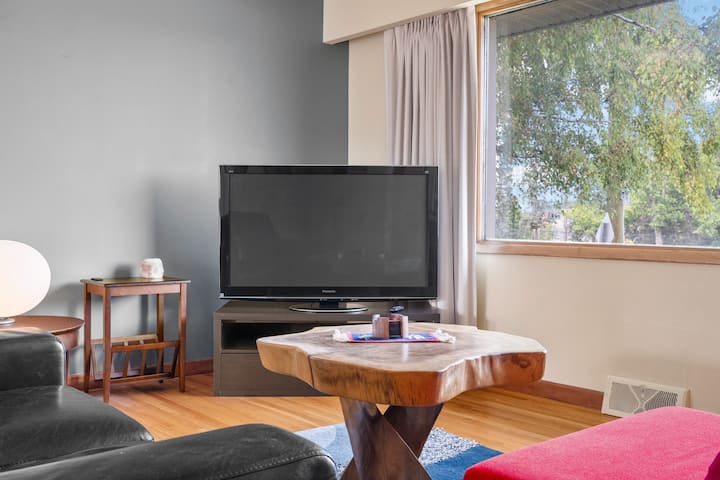 Cozy 2br Near C-train & Downtown Calgary & Walmart - Calgary