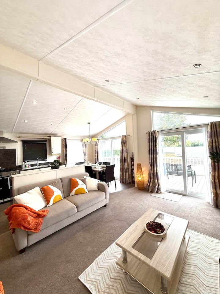 Premium Lake View Lodge - Long Term Welcome - Chichester