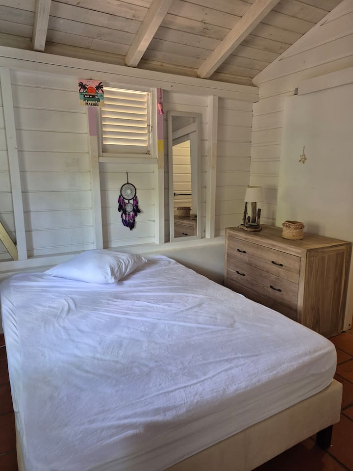 esta habitación dispone de un baño con WC contiguo, aire acondicionado y una cómoda