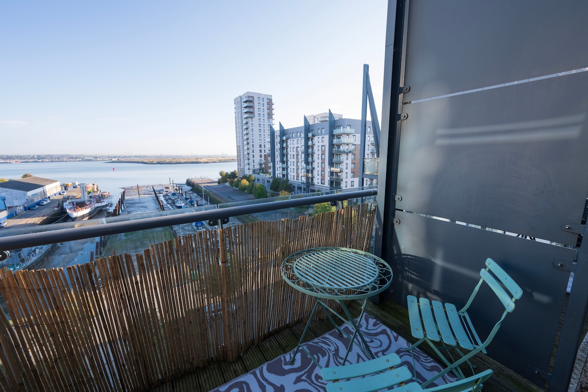 Flat 520 Boathouse