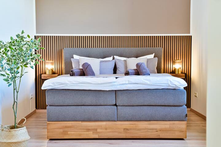 Третата спалня е уютно обзаведена и има удобно легло, както и много място за съхранение на дрехи. Както във всички стаи, предлага достатъчно пространство за бебешко легло и по този начин осигурява комфорт за семейството.