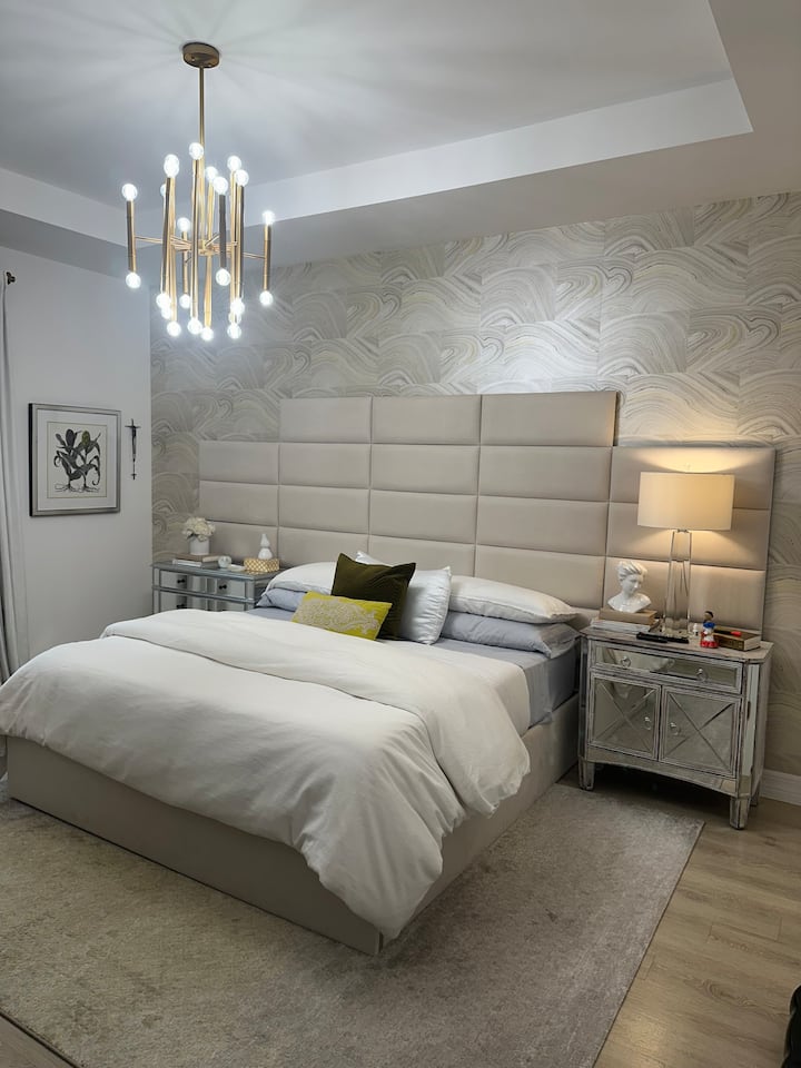 غرفة النوم الرئيسية بالإضافة إلى الحمام 