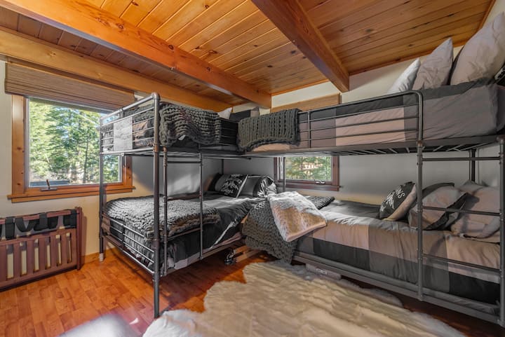 Amplia habitación con literas de metal resistentes, ropa de cama acogedora y vistas al bosque, perfecta para niños, adolescentes o huéspedes adicionales.