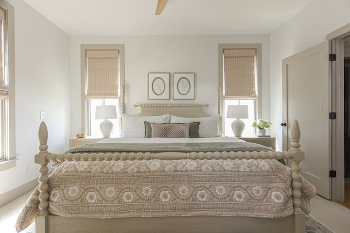 Главната спална соба вклучува брачен кревет (широк 150-179 см)