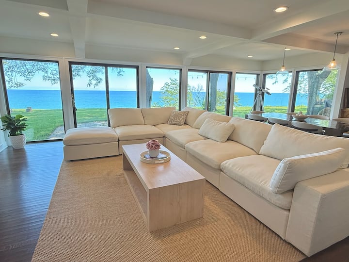 Lakehouse Estate - Breathtaking Views On 2.5-acre - Cedarburg, WI