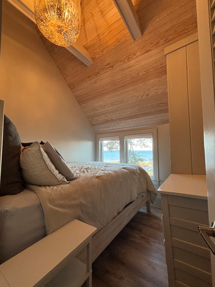 Спалня с голямо двойно легло с изглед на последния етаж 