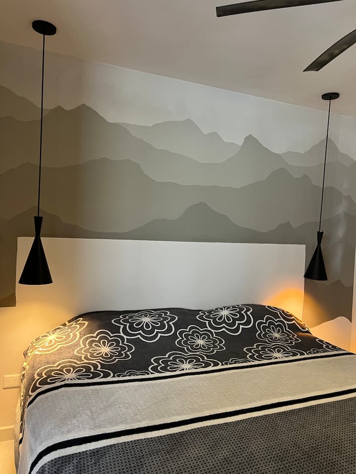 Všetky fotky zobrazujú rovnakú posteľ a rozloženie, mení sa len perina. 