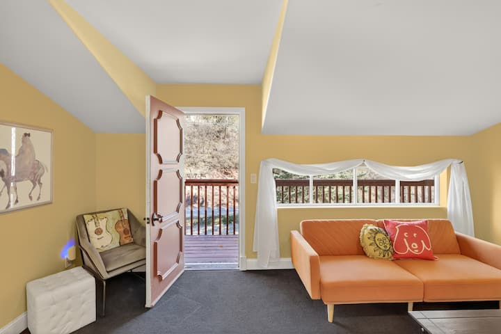 شقة علوية في الطابق الثالث مع إمكانية الوصول إلى الشرفة الخارجية.