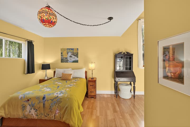 غرفة نوم من الطابق الثاني بسرير كامل وأثاث عتيق