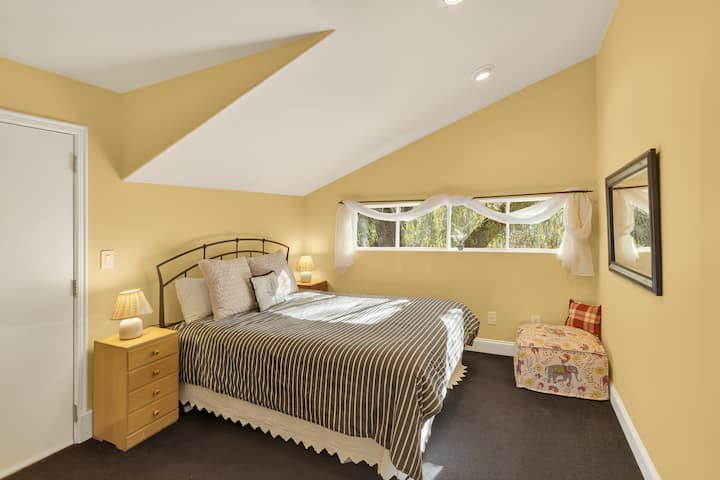 غرفة نوم في الطابق الثالث بسرير بحجم كبير