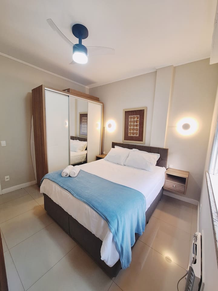 La habitación tiene una cómoda cama doble, aire acondicionado, un lugar para guardar la ropa, un televisor inteligente, un ventilador de techo, una lámpara y una persiana opaca para un sueño refrescante.