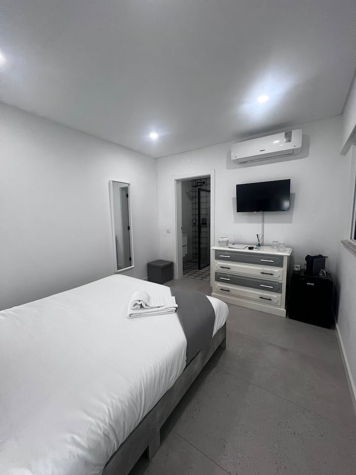 Suite Minimalista Em Faro Com Entrada Independente - Faro