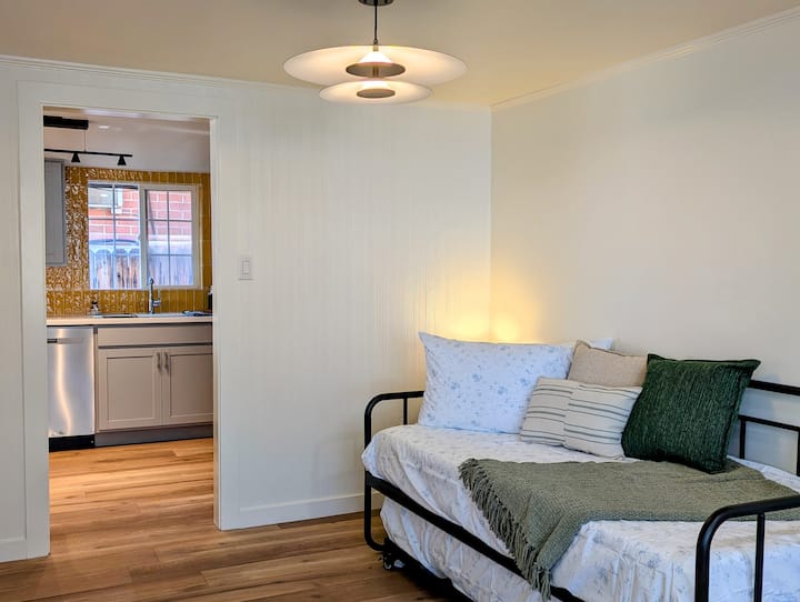 Дневниот кревет со тркалце обезбедува два дополнителни двокреветни кревета, но многу малку приватност.