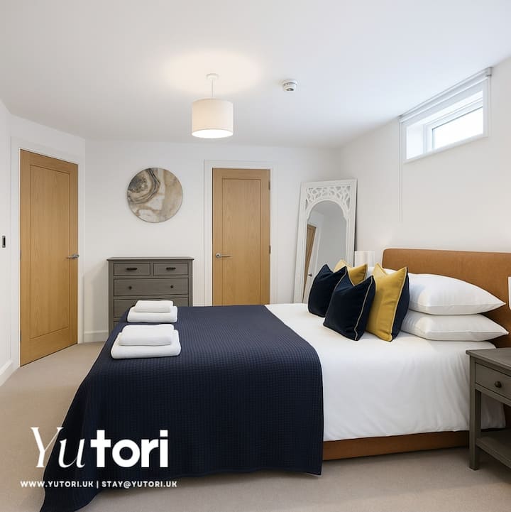 חדר השינה הראשי כולל מיטת קינג סייז מפוארת עם חדר רחצה צמוד עם מקלחת.

מתלה ושידה לאחסון הבגדים שלכם. 