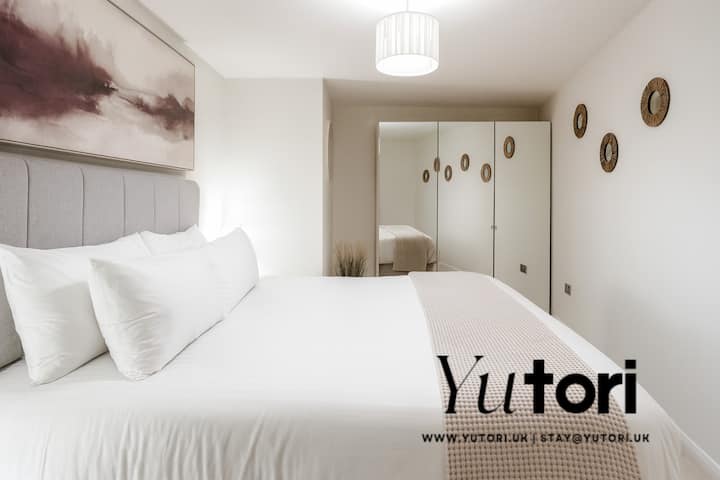 בחדר שינה 1 יש אפשרויות שינה גמישות. 
בחרו בין שתי מיטות יחיד או מיטת סופר קינג. 
ארון בגדים משולש עם מראות ושידה לאחסון. 