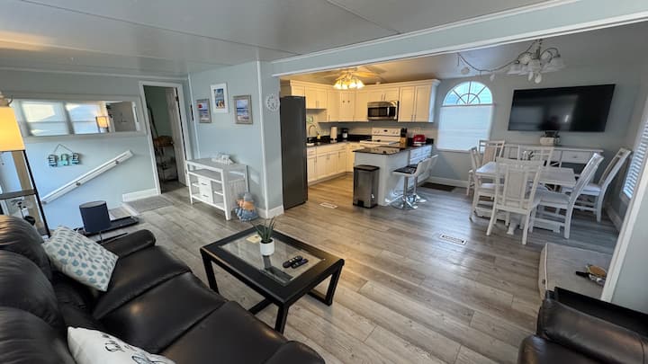 Nettles Island Beach House Bungalow - Jensen Beach, FL