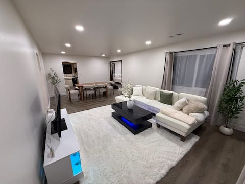 Successful Airbnb property: New, modern home with hot tub and pool table in Fremont