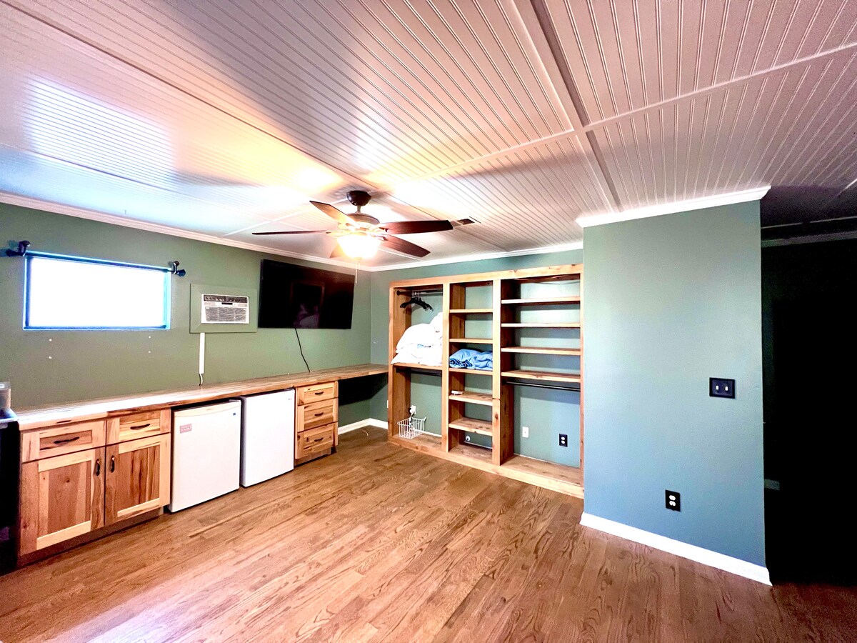 מטבח בקיר המזרחי של חדר השינה