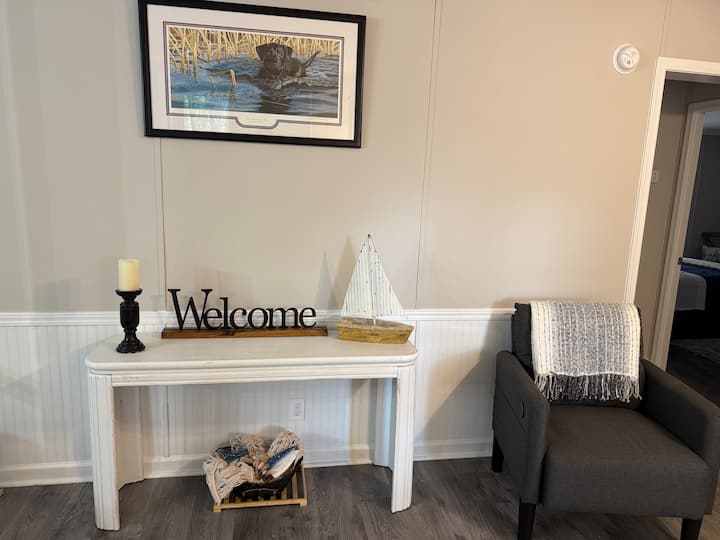 Bienvenido a nuestra cómoda sala de estar con una silla y un sofá de descanso que cómodamente dormirá uno.