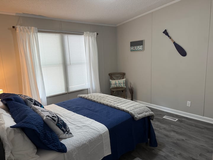 Disfruta de una cómoda cama doble.