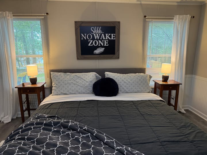 Un refugio privado, que ofrece comodidad y estilo. Amplia y cuidadosamente amueblada, con una cama tamaño king con sábanas suaves que invitan a un sueño reparador. Las grandes ventanas permiten la entrada de luz natural durante el día, mientras que los tonos cálidos y la decoración crean un ambiente relajante.