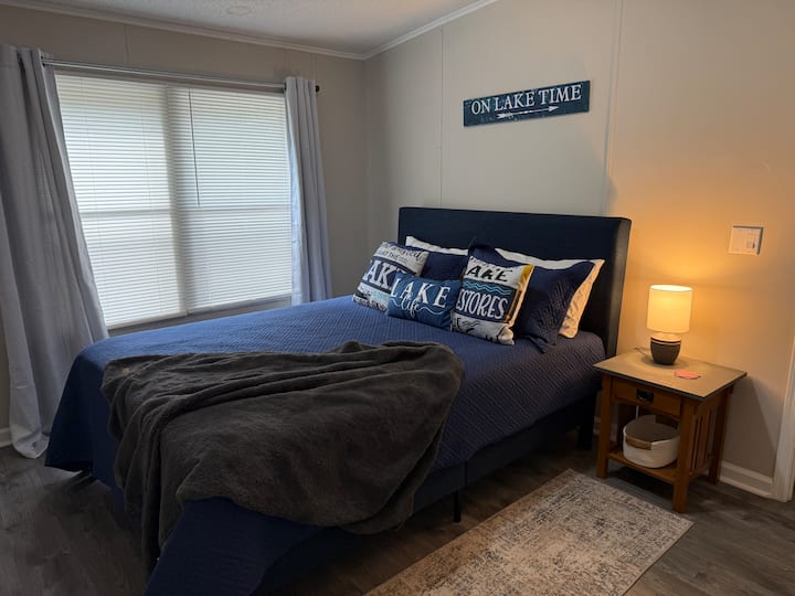 Una espaciosa cama tamaño queen es uno de los tres dormitorios. 