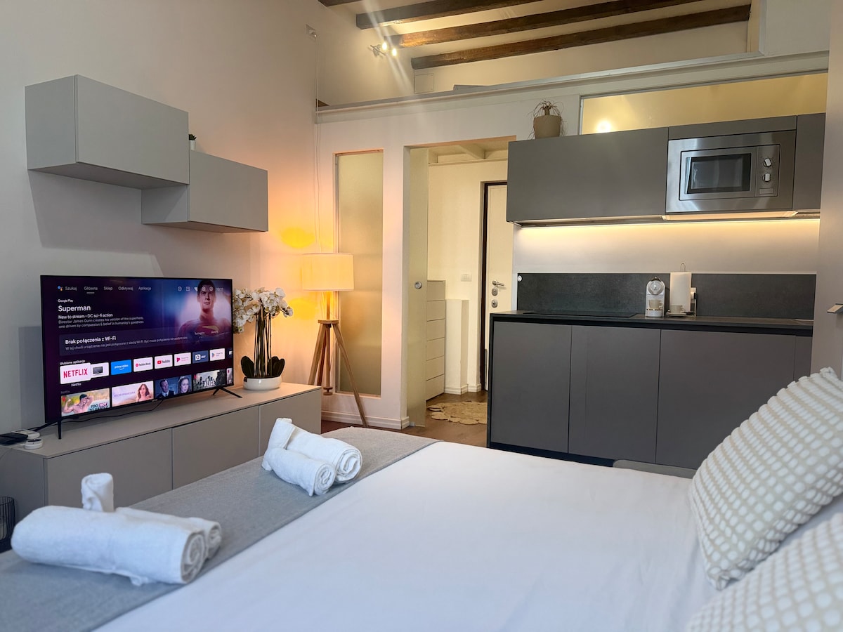 Una cama de alta calidad que, si se cierra, ofrece espacio para un cómodo sofá para tener más espacio y disfrutar de un poco de relax 