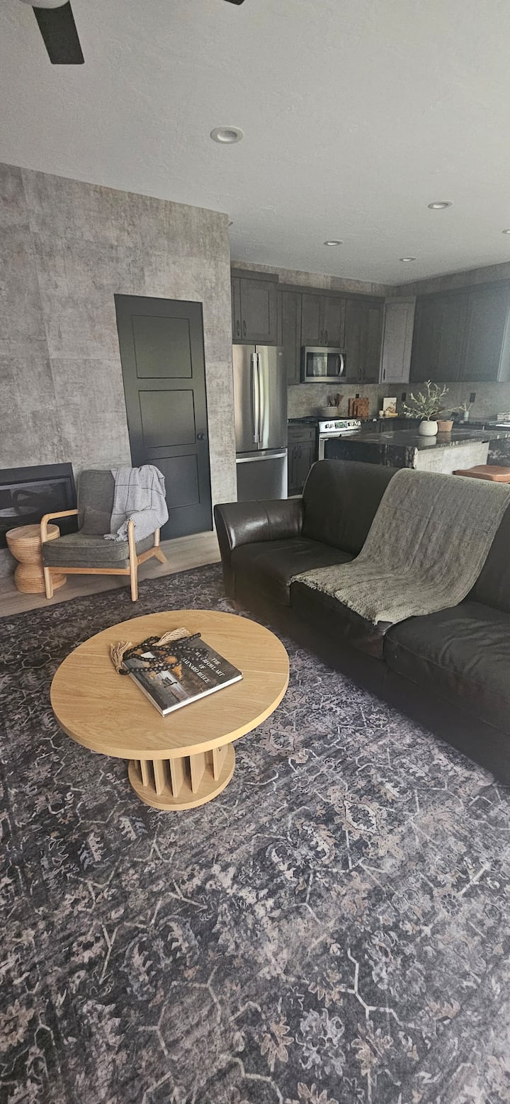 Brand New Modern Home Near Hatchers Pass! - Palmer, AK