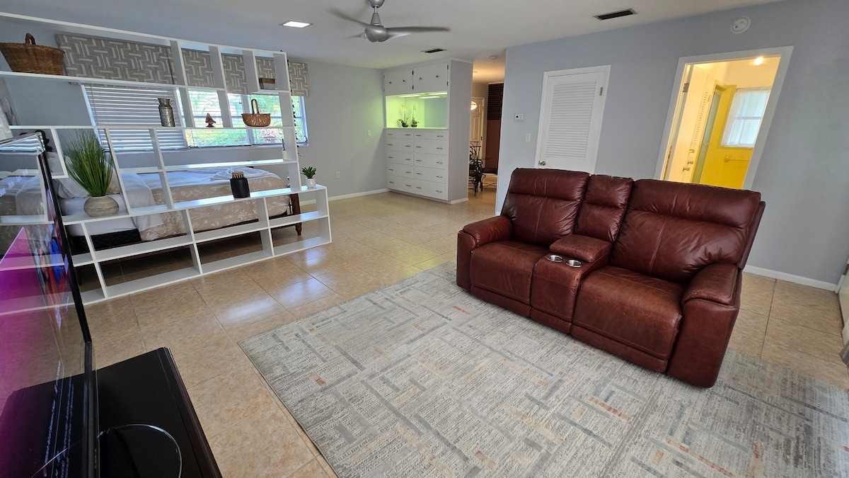 ספה נפתחת קטנה מעור בסוויטה לצפייה בטלוויזיה.