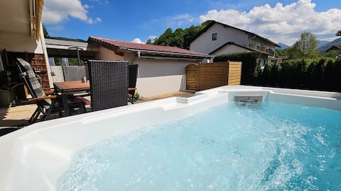 Vacation home with hot tub, families welcome!