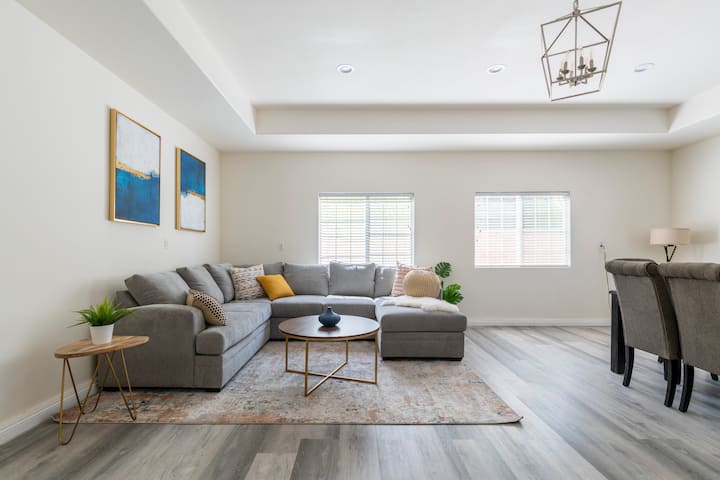 Spacious 2-story Home W/ Huge Living Room & 3br - Pico Rivera, CA