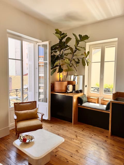 Airbnb performant: Charming two-room apartment with balcony next to the market halls. Center. à Biarritz
