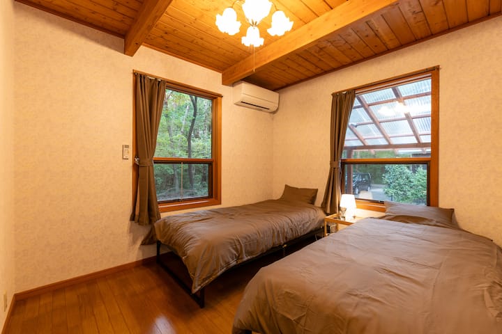 Chambre 4.Il est assez grand pour accueillir confortablement jusqu'à 12 personnes.