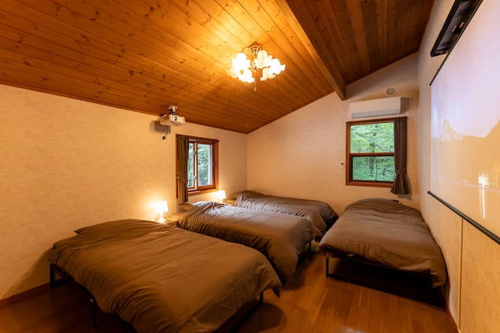 Une chambre lumineuse et propre.Confortablement, même un grand groupe.