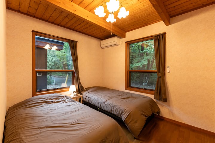 Chambre 2.Une lumière douce entre par les grandes fenêtres.