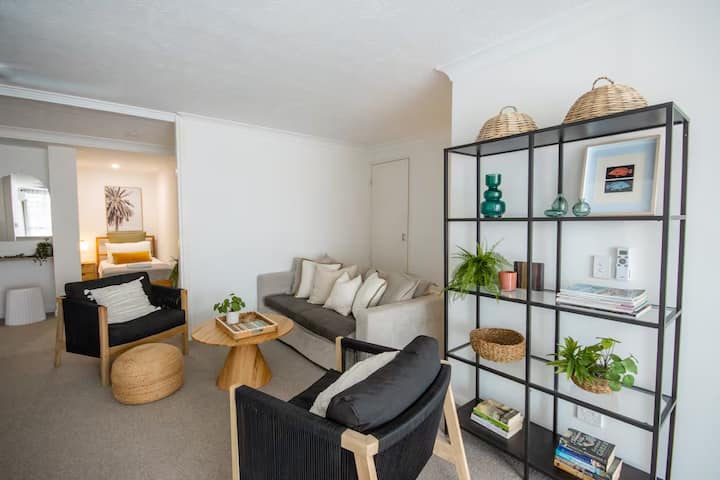 Villa In Surfers Beachside Escape 3 Bedroom Villa - Gold Coast