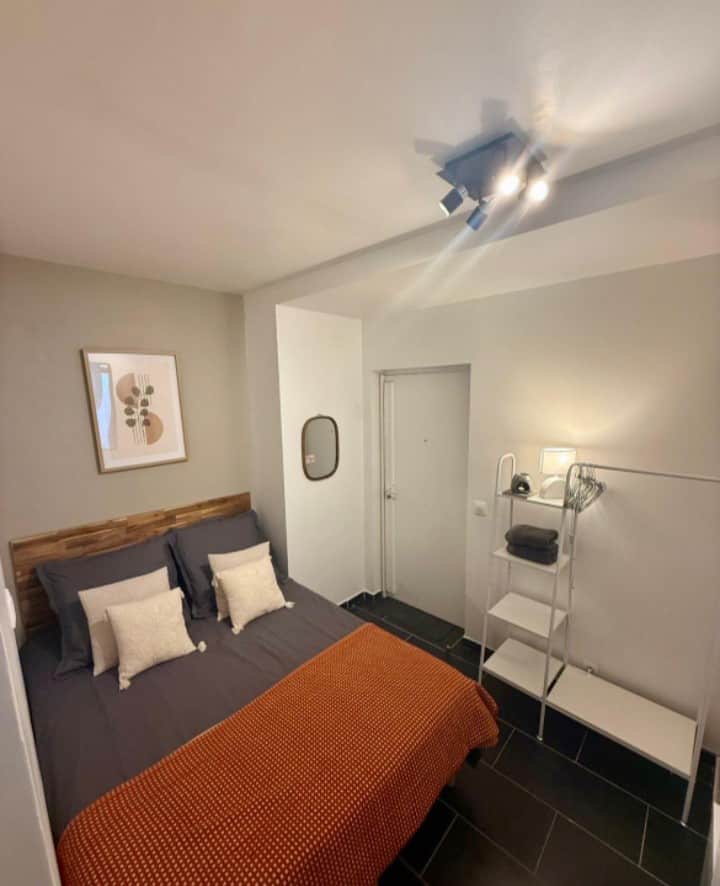 Chumba cha kujitegemea kwa watu wawili.
Rafu inapatikana kuvaa nguo zako.