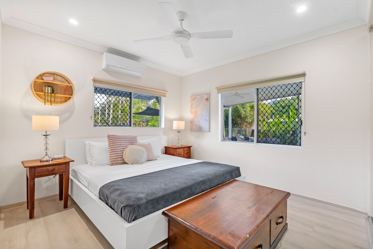 დაისვენეთ ამ საძინებელში, რომელიც კომფორტული საწოლით, რბილი თეთრეულითა და დახვეწილი დეკორით გამოირჩევა. ამ საძინებელში შესანიშნავად დაისვენებთ, აღდგებით და ღამით მშვიდად დაიძინებთ.