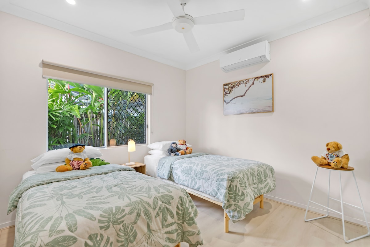 დაისვენეთ ამ საძინებელში, რომელიც კომფორტული საწოლით, რბილი თეთრეულითა და დახვეწილი დეკორით გამოირჩევა. ამ საძინებელში შესანიშნავად დაისვენებთ, აღდგებით და ღამით მშვიდად დაიძინებთ.