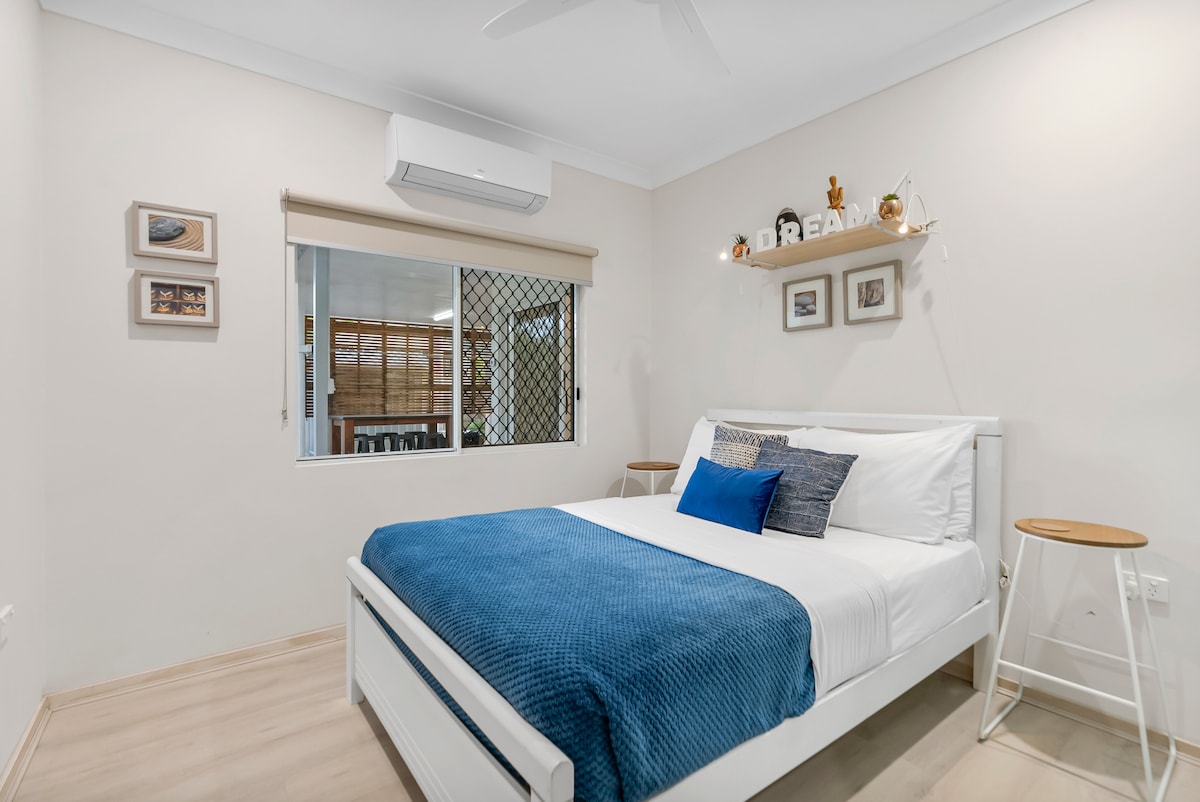 დაისვენეთ ამ საძინებელში, რომელიც კომფორტული საწოლით, რბილი თეთრეულითა და დახვეწილი დეკორით გამოირჩევა. ამ საძინებელში შესანიშნავად დაისვენებთ, აღდგებით და ღამით მშვიდად დაიძინებთ.