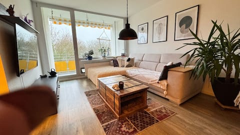 Top Airbnb: Bright Cologne Home | Balcony & Direct Tram in Köln