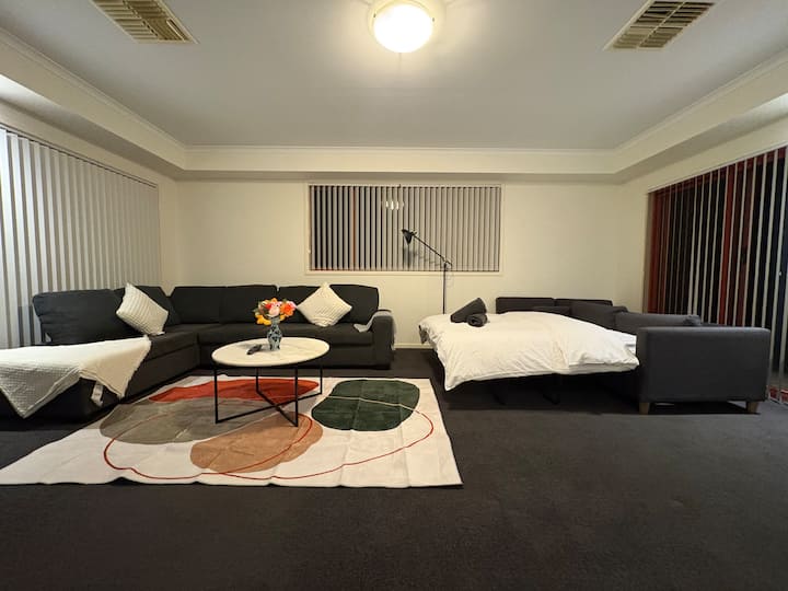 Lakeside Retreat Golf Club 4 Bedroom Family Home - Canberra