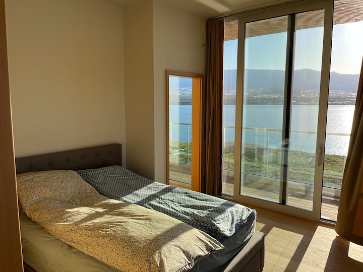 ตื่นขึ้นมาชมวิวของฟยอร์ดด้านนอกห้องนอนของคุณและเข้าถึงลานบ้านได้โดยตรง