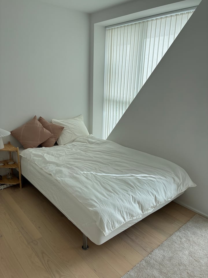 Kitanda chenye upana wa sentimita 140 kinalala 2