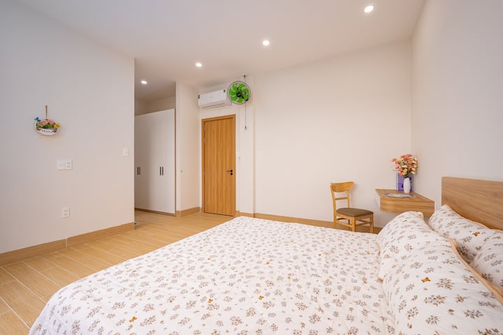 Giường King 1,8x2m
Điều hoà 
Bàn làm việc
Ghế
Quạt
Tủ quần áo